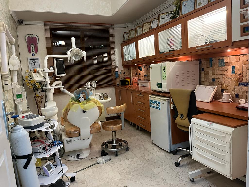 انجام معاینات و ارائه خدمات دندان پزشکی در مطب دکتر دولتی